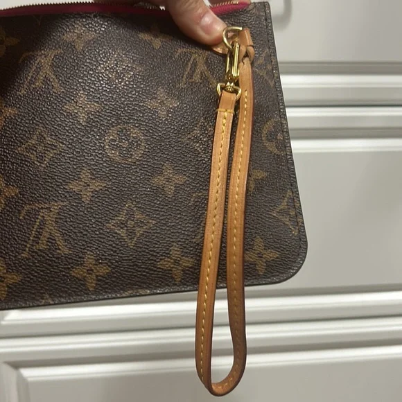 Authentic Louis Vuitton Monogram Neverfull Pochette - Picture 3 of 9